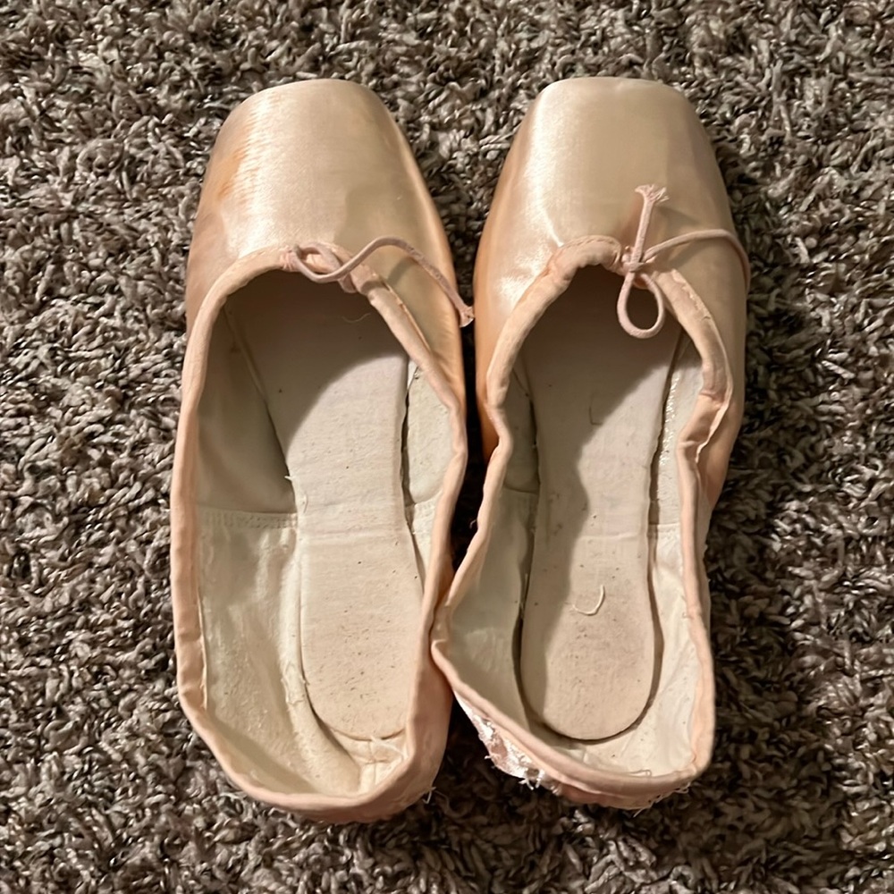 Suffolk Sonnet pointe shoes size 6 XXN